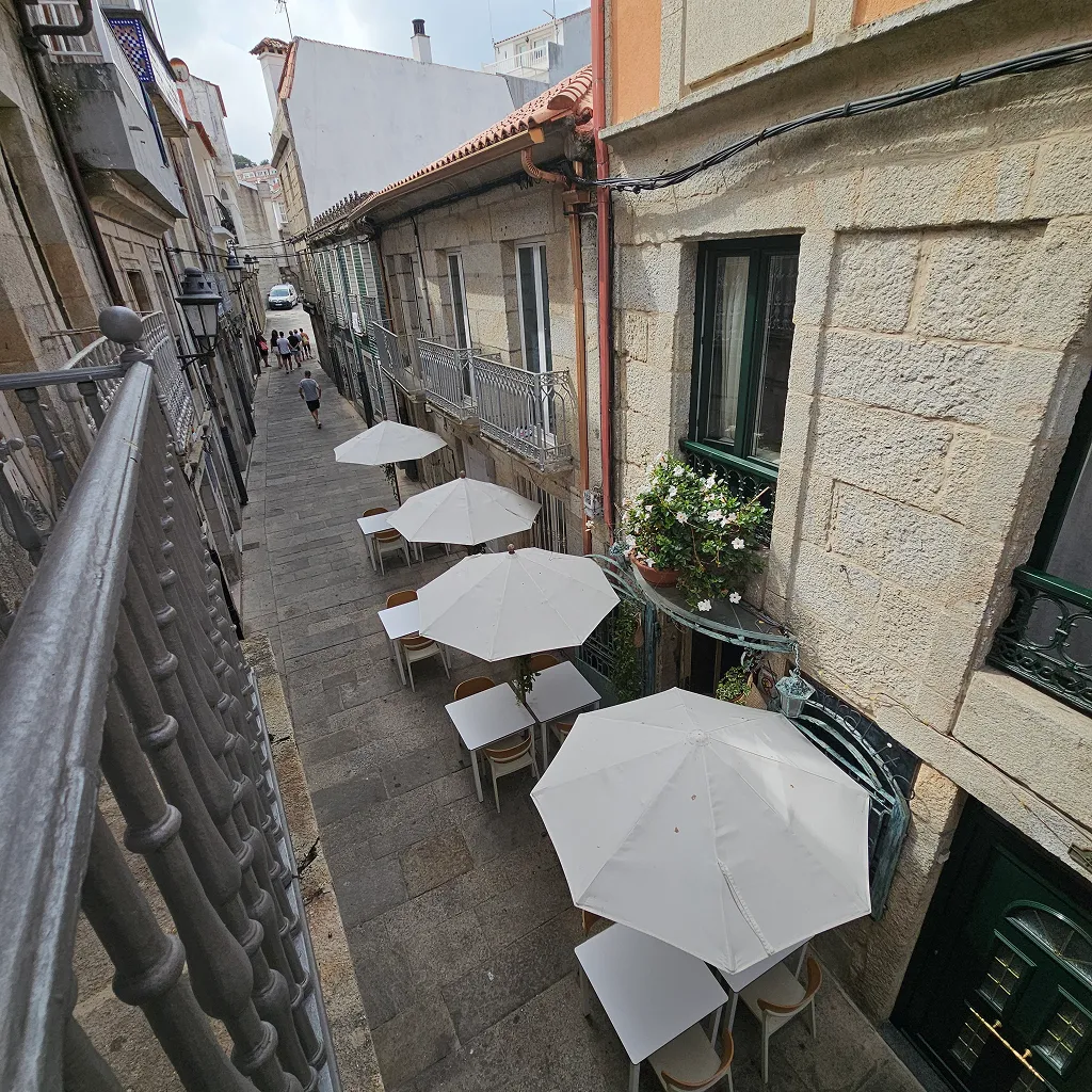 Terraza privada del Estudio 21 con vistas al casco histórico de Baiona